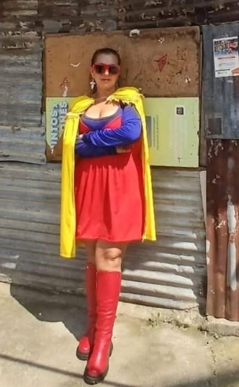 Fundadora de Supercolombia en trabajo comunitario